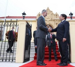 El Presidente de la República de Costa Rica, Su Excelencia Carlos Alvarado, despide a Su Majestad el Rey a las puertas de la Casa Amarilla, sede de la